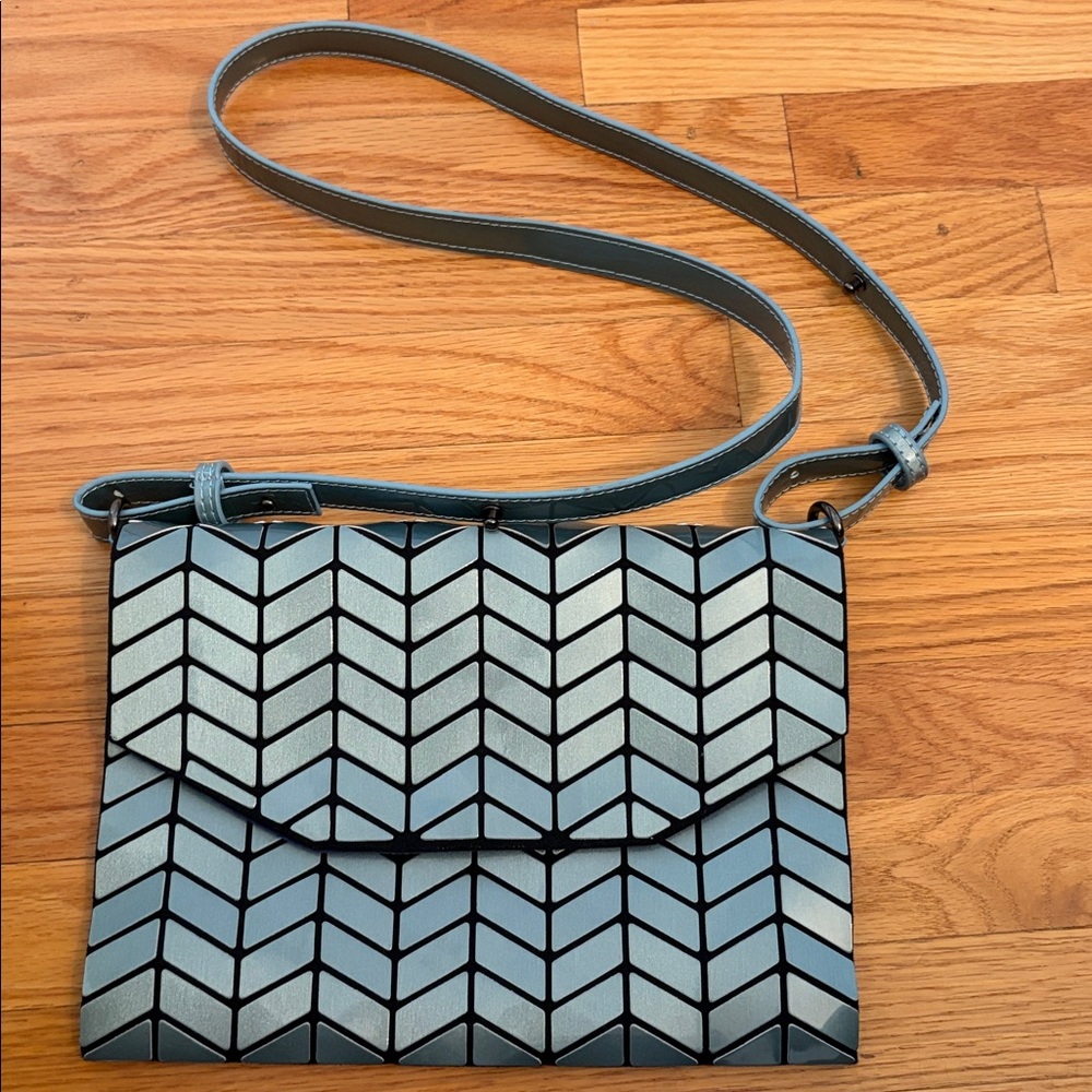 PATRIZIA LUCA crossbody bag metallic Blue 

Adjustable straps